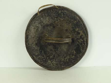 Ancien et rare petit bouclier circulaire en cuir 