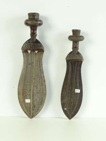 Deux anciens couteaux traditionnels, bois métal et