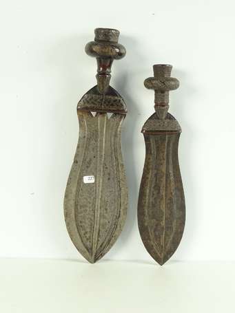 Deux anciens couteaux traditionnels, bois métal et