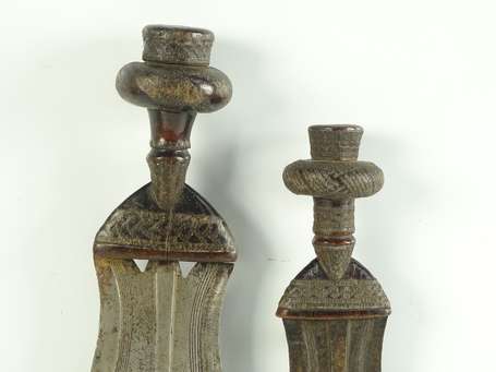 Deux anciens couteaux traditionnels, bois métal et