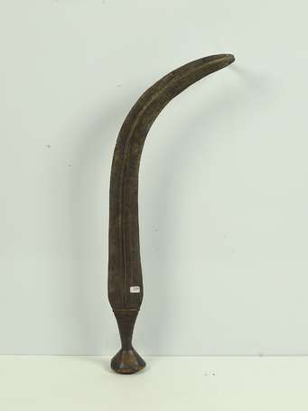 Ancien grand sabre courbe en bois métal et cuivre.