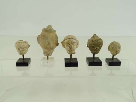 Cinq anciennes têtes de statuette en pierre et 