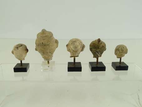 Cinq anciennes têtes de statuette en pierre et 