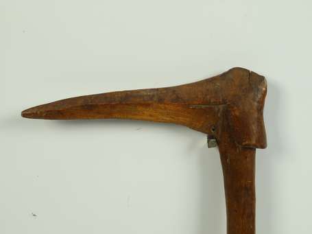 Ancien casse-tête en bois dur en forme de bec 
