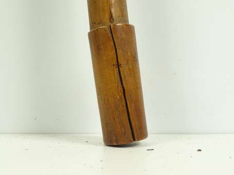 Ancien casse-tête en bois dur en forme de bec 