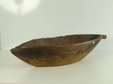 Très ancien plat de forme naviculaire en bois dur.
