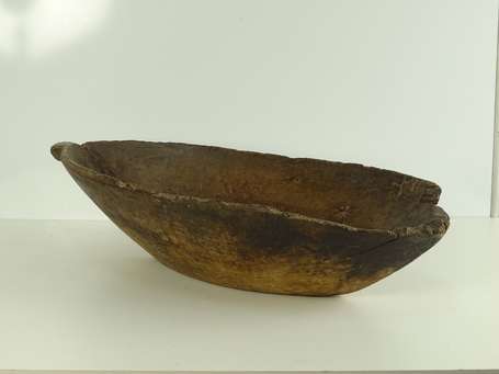 Très ancien plat de forme naviculaire en bois dur.
