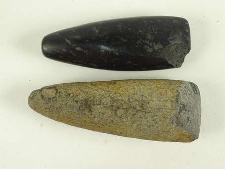 Deux anciennes haches de pierre de couleur noire 