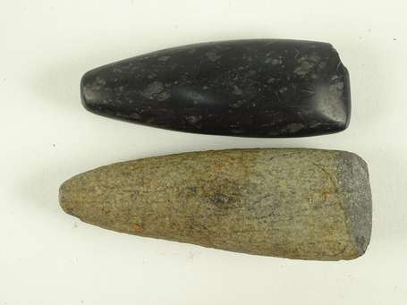 Deux anciennes haches de pierre de couleur noire 