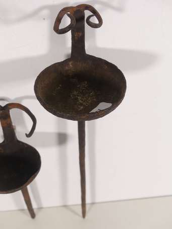 Deux anciennes lampes à huile à une coupelle en 