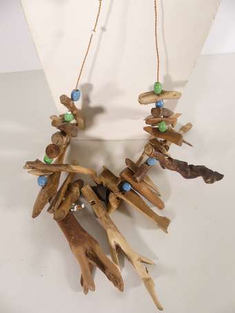 Grand et ancien collier de féticheur en bois fibre