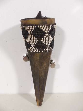 Ancienne corne de divination 'mohara', constituée 