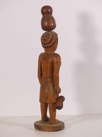 Ancienne grande statuette en bois dur d'une femme 