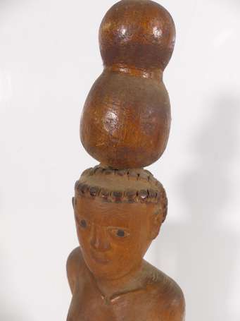 Ancienne grande statuette en bois dur d'une femme 