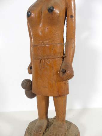Ancienne grande statuette en bois dur d'une femme 