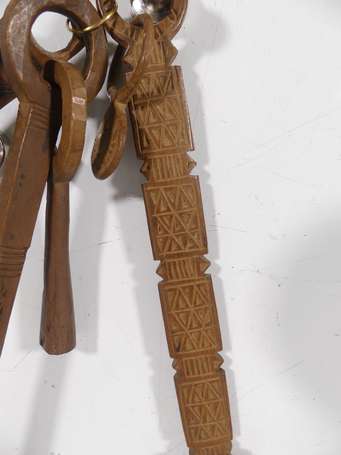 Trois anciennes fourchettes en bois dur à décor 