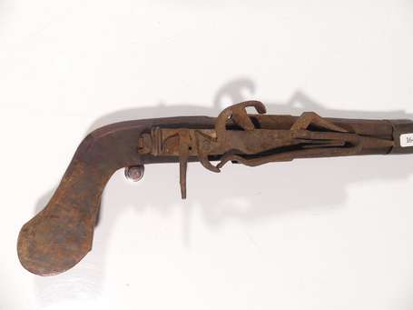 Ancien fusil à silex en bois métal et laiton. 
