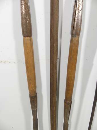 Quatre lances de guerrier en bois et fer, dont une