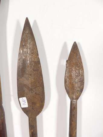 Quatre anciennes sagaies en bois et métal en forme