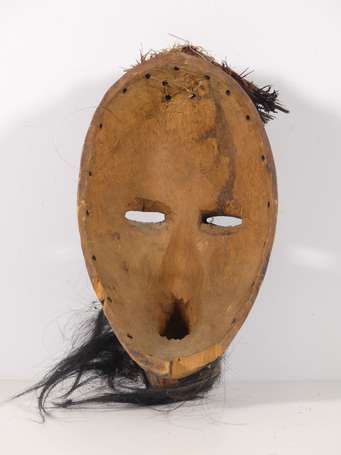 Masque de danse en bois dur et métal représentant 