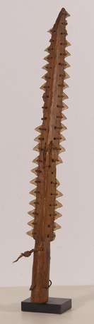 Rare et ancien sabre court en bois cordes et os. 