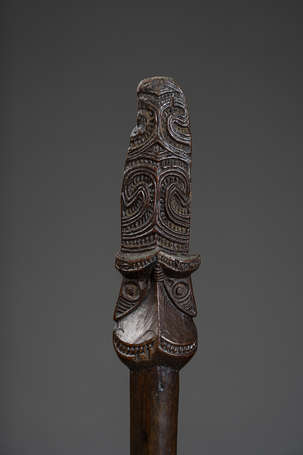 Ancien et élégant bâton de combat 'Taiaha' en bois