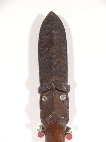 Très ancien bâton de combat 'Taiaha' en bois dur à