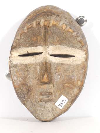 Charmant et ancien petit masque de coureur en bois