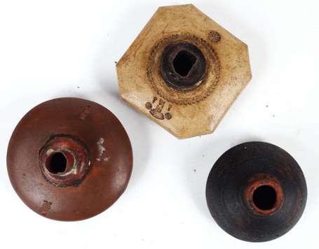 Trois fourneaux de pipe à opium en terre cuite 