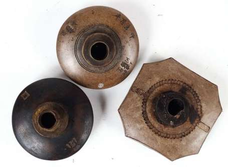 Trois fourneaux de pipe à opium en terre cuite 