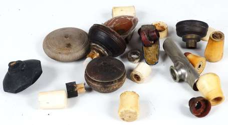 Un lot de pièces détachées de pipes à opium : 