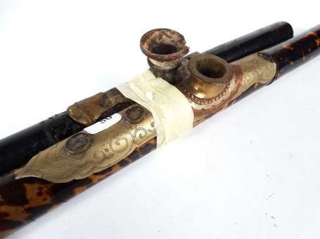 Deux pipes à opium incomplètes, l'une en bois 