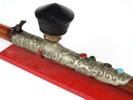 Une pipe de fumerie en bambou, métal argenté, jade