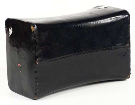 Un appui-nuque en cuir laqué noir. Longueur 20 cm,