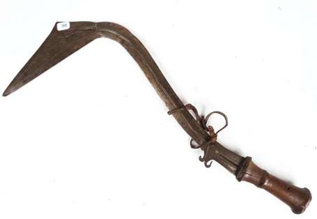 Un  sabre 'serpe'. Fer bois et cuir. Longueur 42 