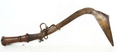 Un  sabre 'serpe'. Fer bois et cuir. Longueur 42 