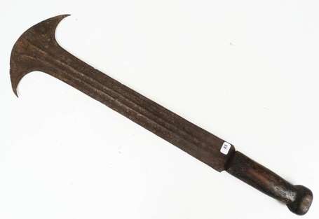 Un couteau fer et bois. Longueur 54 cm. Konda. R D