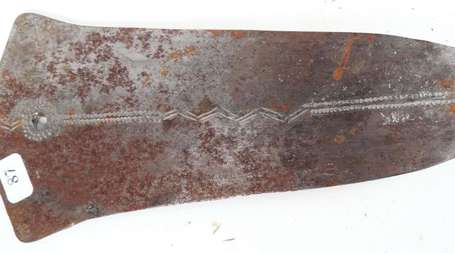 Un couteau fer et bois, cuivre rouge. Longueur 33 