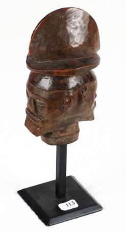Une tête Janus en bois (le corps à disparu). 