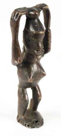 Une statuette votive en bronze. Hauteur 13 cm. 
