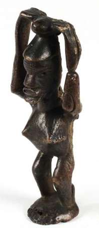 Une statuette votive en bronze. Hauteur 13 cm. 