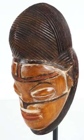 Un masque de danse en bois 'Tsangi', a été nettoyé