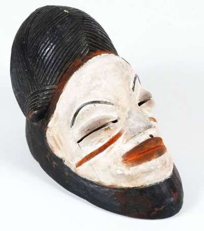 Un masque de danse en bois 'Tsangi', polychrome. 