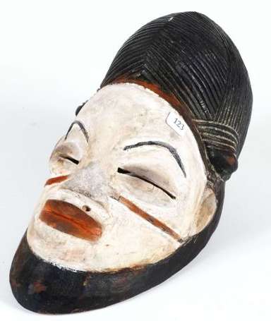 Un masque de danse en bois 'Tsangi', polychrome. 