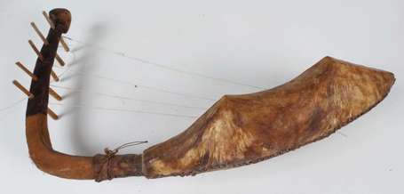 Une harpe en bois et peau, à tête sculptée d'un 