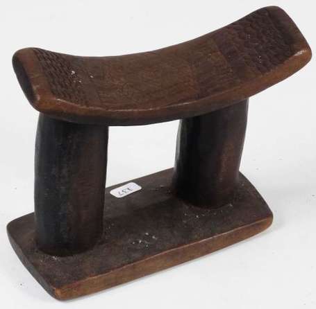 Un appui-nuque en bois. Hauteur 13 cm. Kuba. R D 