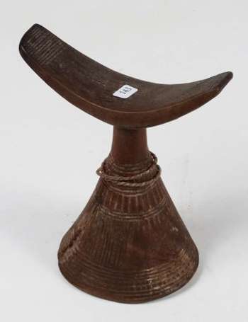 Un appui-nuque en bois. Hauteur 20 cm. Ethiopie. 