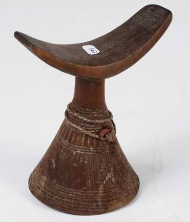 Un appui-nuque en bois. Hauteur 20 cm. Ethiopie. 