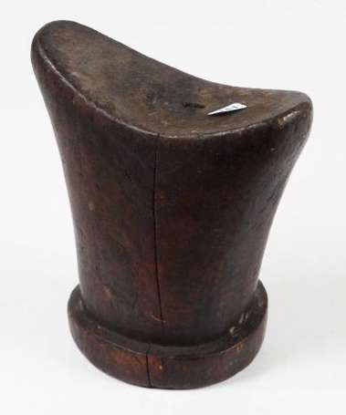 Un appui-nuque en bois. Hauteur 18 cm. Ethiopie. 