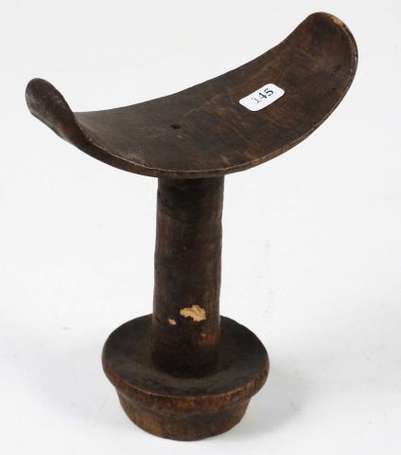 Un appui-nuque en bois. Hauteur 18 cm. Ethiopie. 